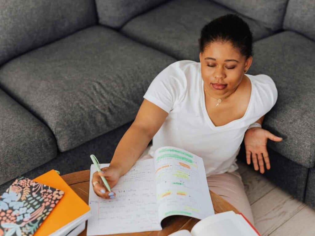 Estudante escrevendo resumos de matérias