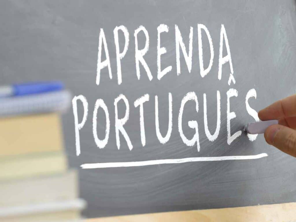 lousa com o escrito "aprenda portugues"