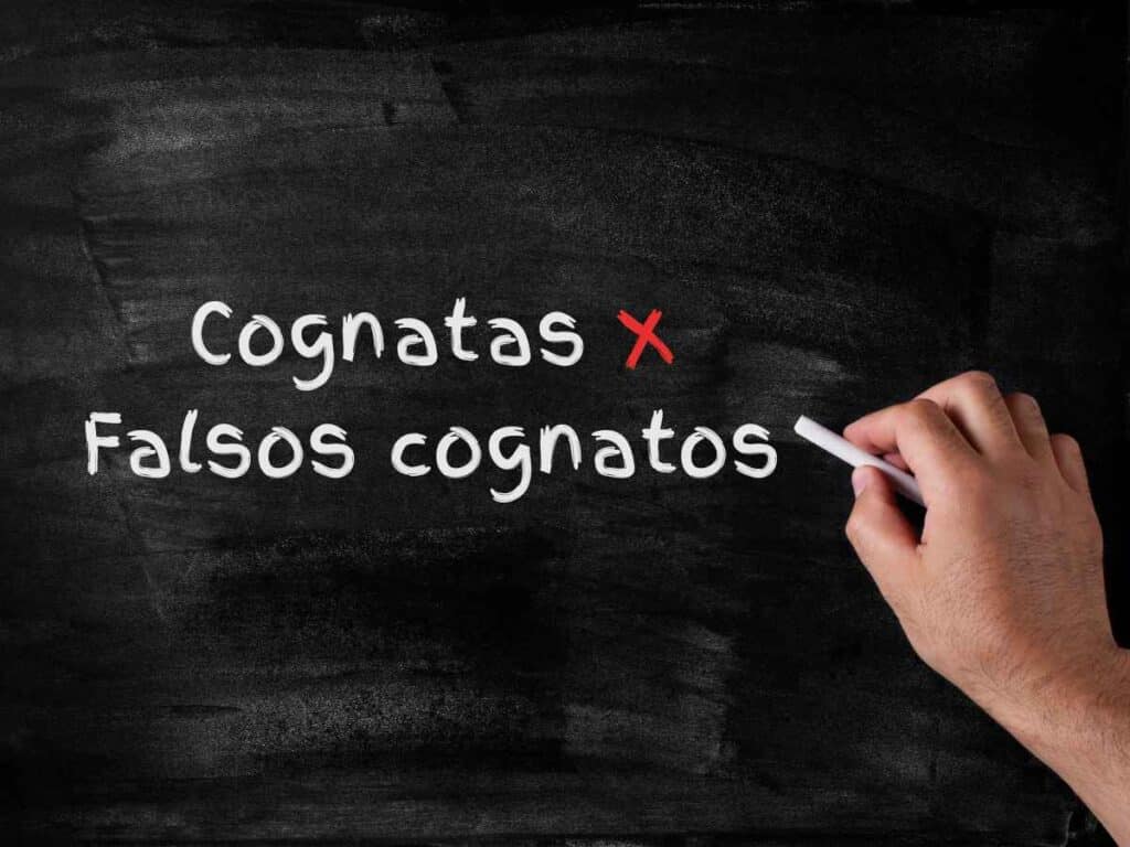 lousa escrito "cognatas X falsos cognatos"