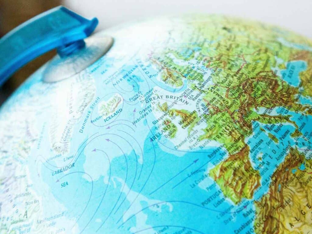 Globo terrestre com destaque para a Europa Ocidental, mostrando países como Espanha, França, Portugal e Reino Unido