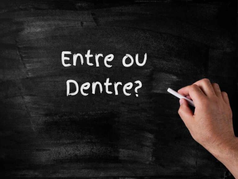 lousa escrito "Entre ou Dentre?"
