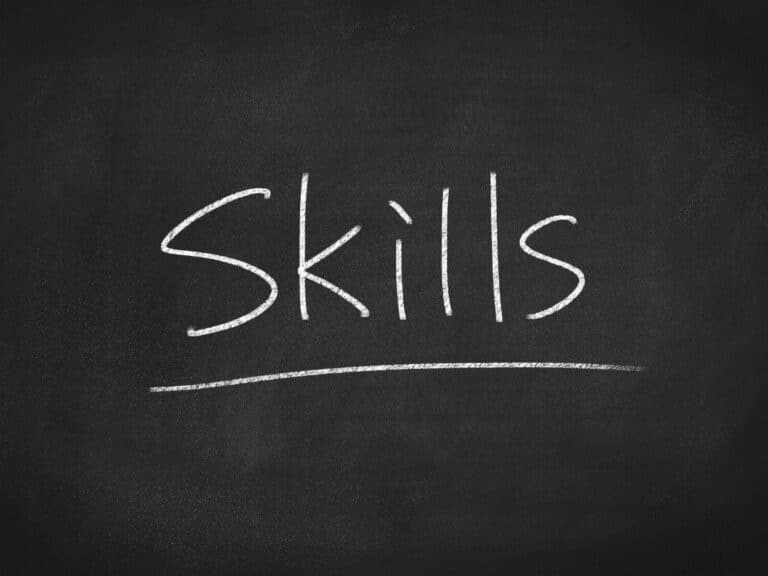 Palavra “Skills” escrita em giz branco no quadro negro