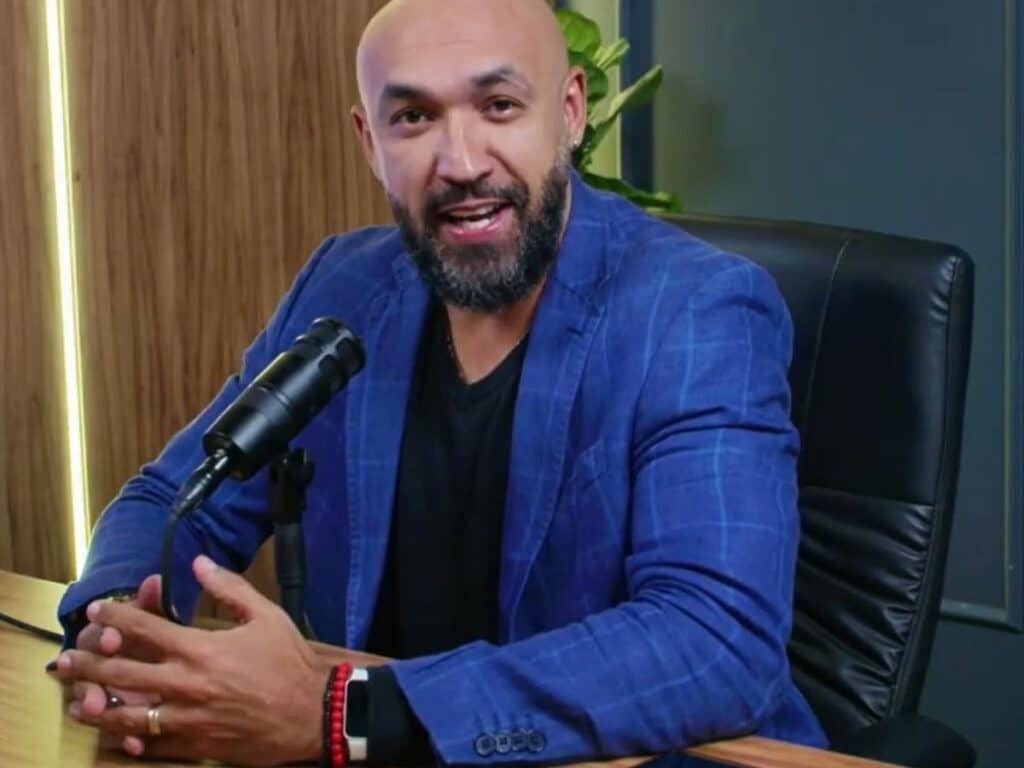Lailson Lima falando em microfone